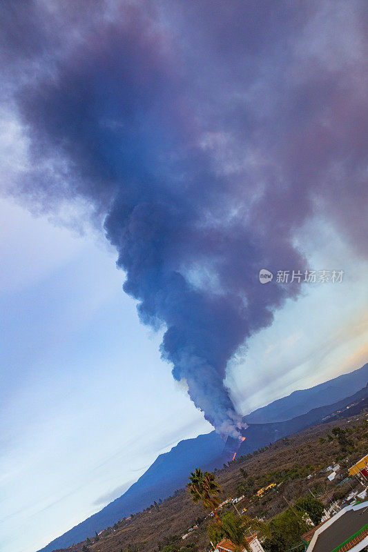 Cumbre Vieja火山在日落时喷发。